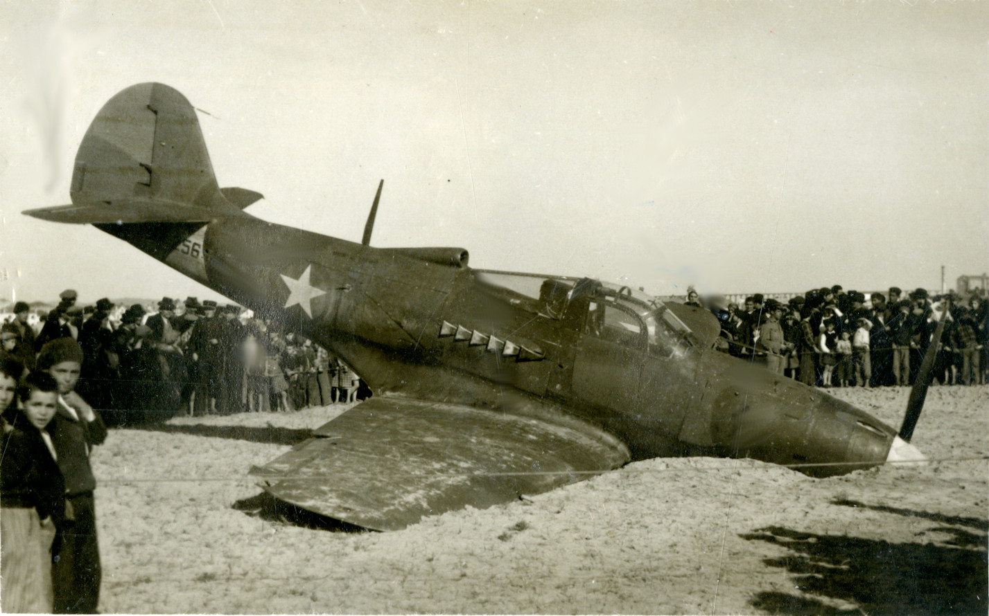 O Aircobra em Vila do Conde depois da Aterragem forçada