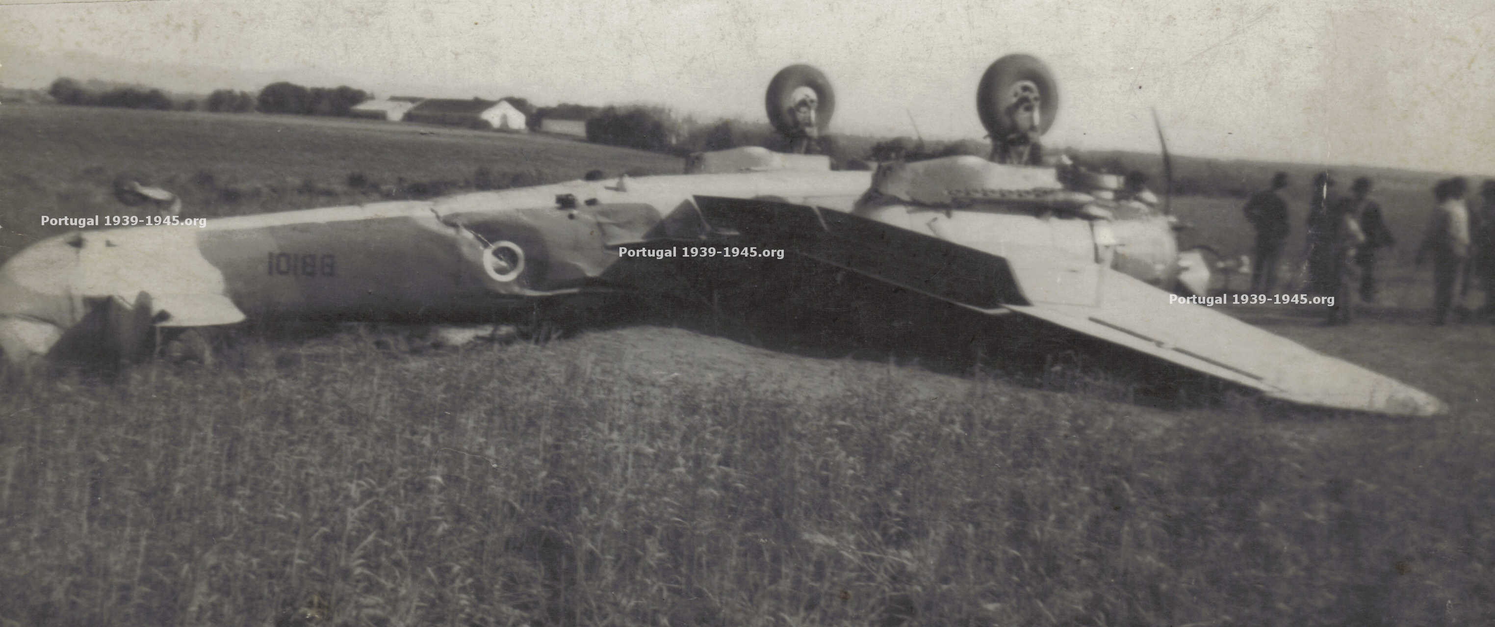 O Bristol Blenheim capotado depois da aterragem acidentada em Vila Nova de Milfontes  (Foto: Colecção particular)
