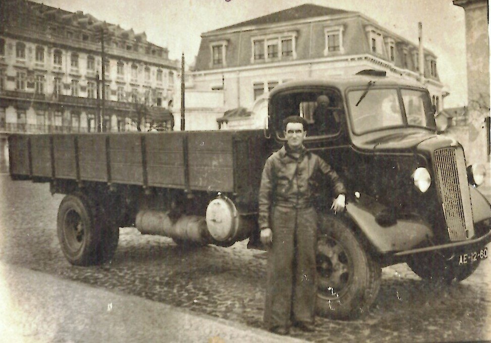 Eliezer Mendonça e o camião que transportou o avião até à base da Ota