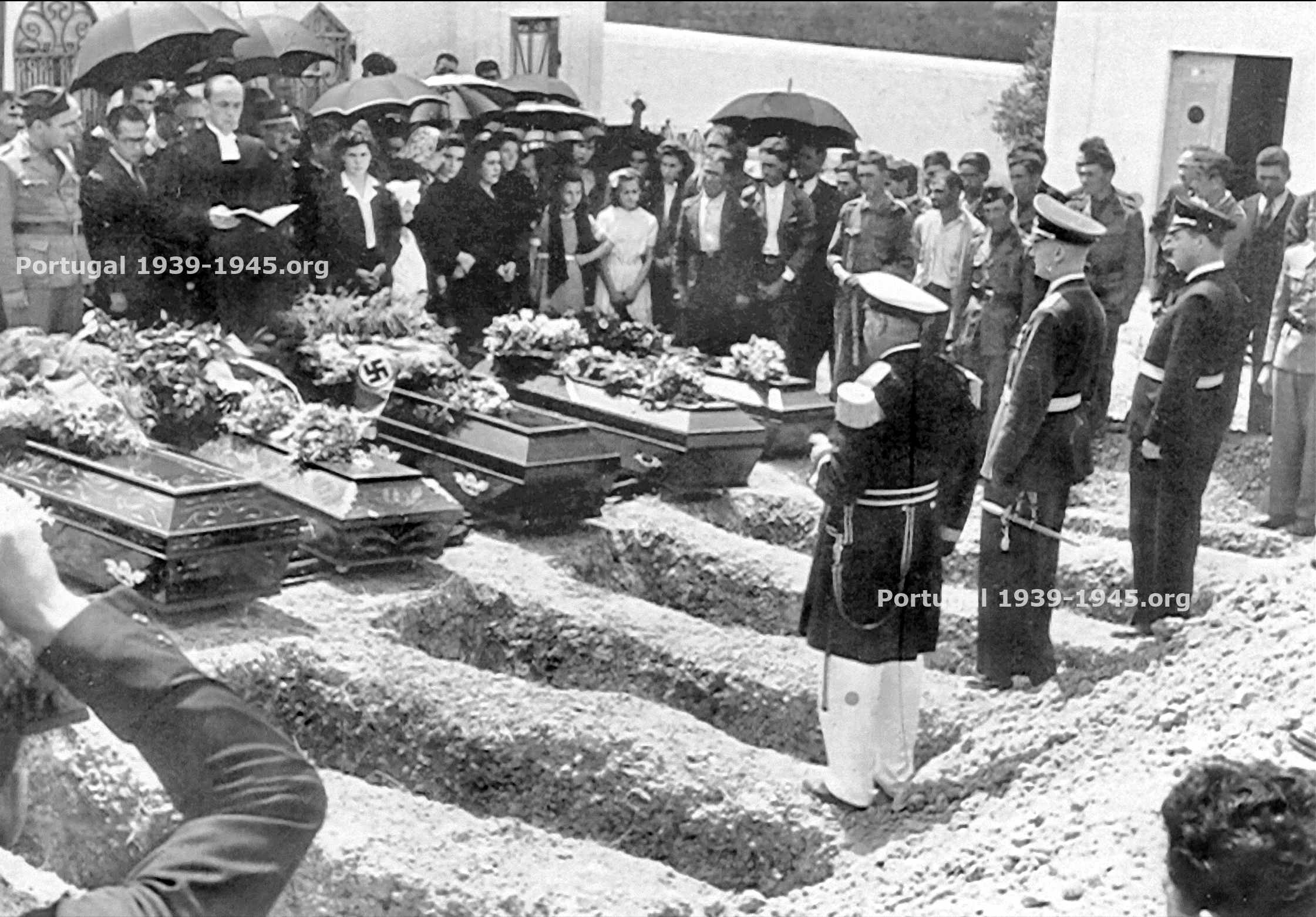 Funeral dos aviadores alemães no cemitério de Aljezur