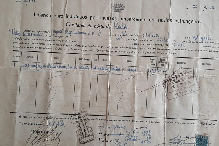 Licença passada em Lisboa que autorizava aos marítimos portugueses o embarque em navios estrangeiros. 