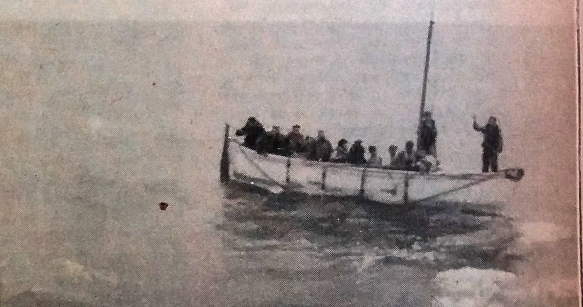 One of the lifeboats and the shipwrecked already on land (Photo: Vida Mundial Ilustrada Magazine)