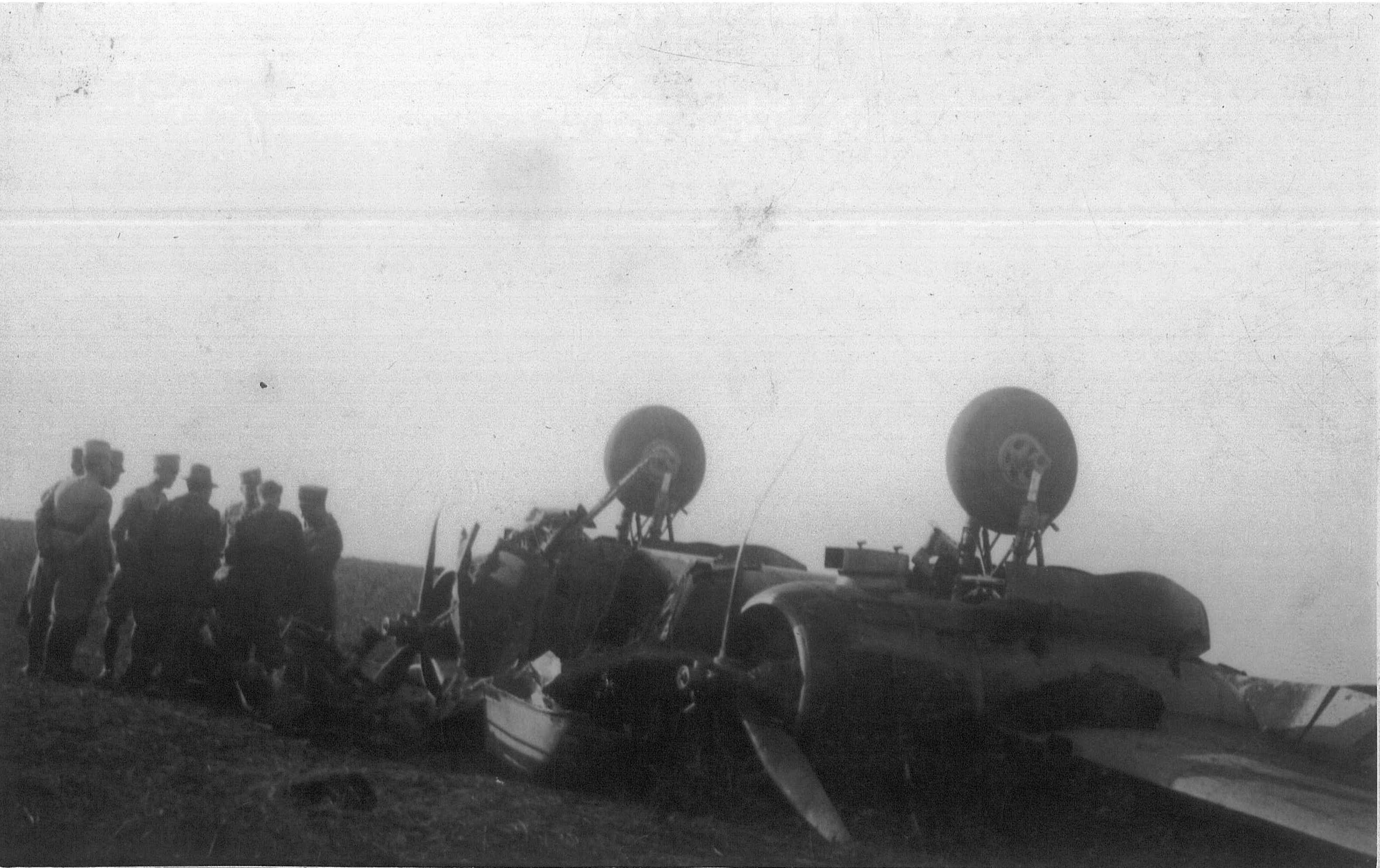 O Bristol Blenheim capotado depois da aterragem acidentada em Vila Nova de Milfontes  (Foto: Colecção particular)
