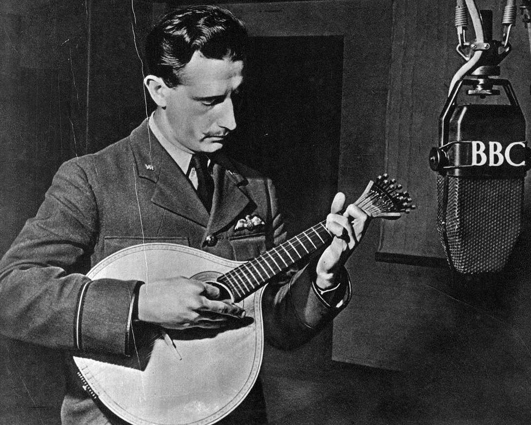 Robert Francis "Chico" Robertson a tocar guitarra portuguesa