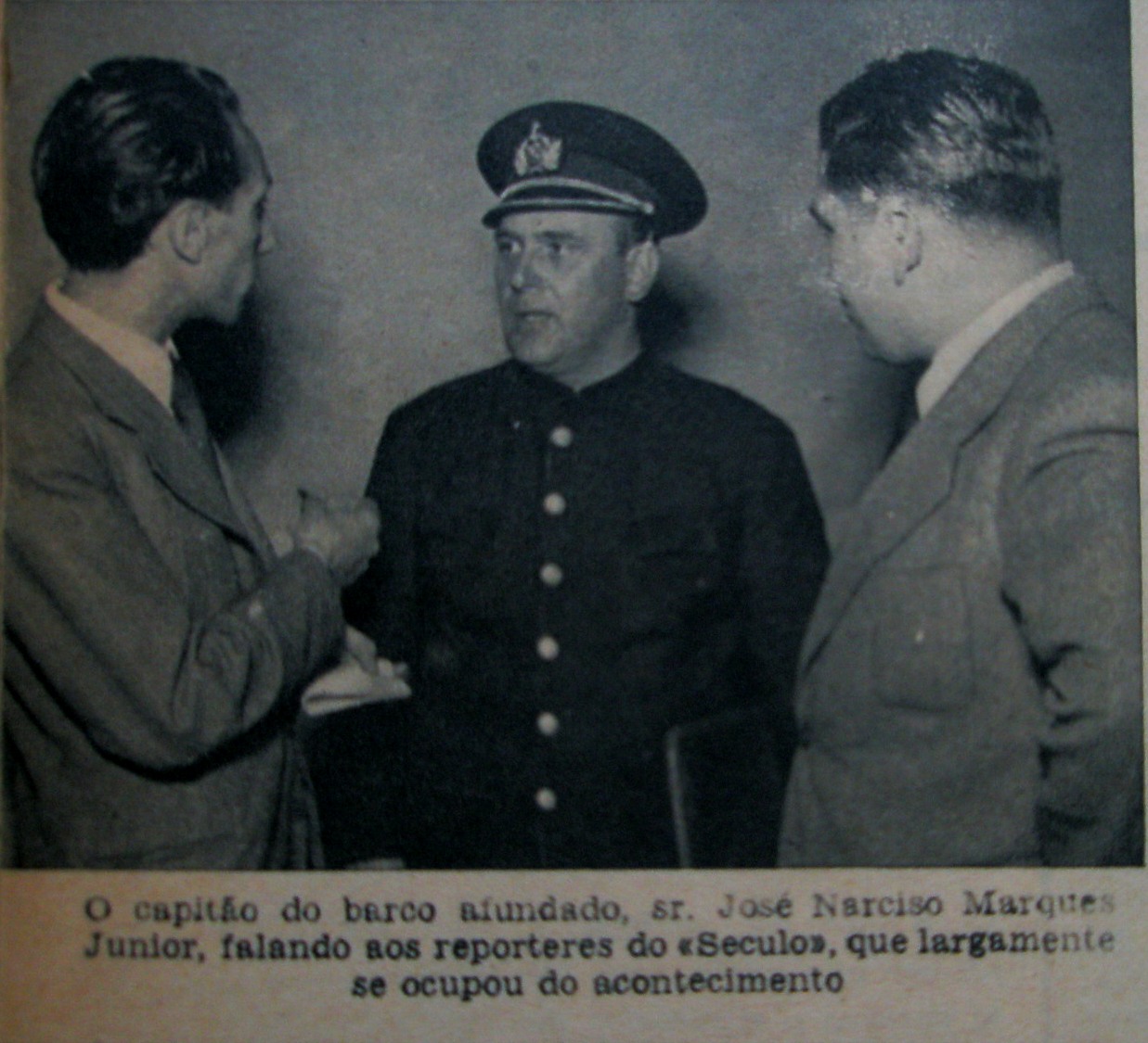 Jaime Nunes, José e Manuel Mascarenhas na embarcação em que salvaram os aviadores americanos